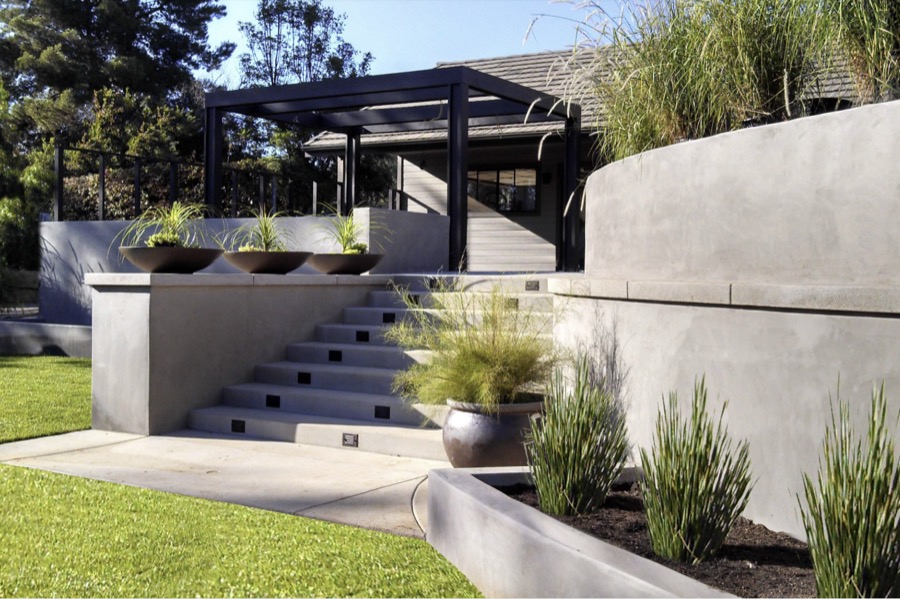 Natural stone retaining wall built by Panjia Outdoors in Escondido, North County San Diego